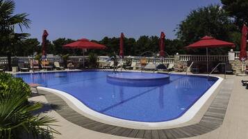 Seasonal outdoor pool, free cabanas, pool umbrellas