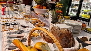 A buffet with various breads, pastries, and fruits. - Hotel Miramare (Vodice)