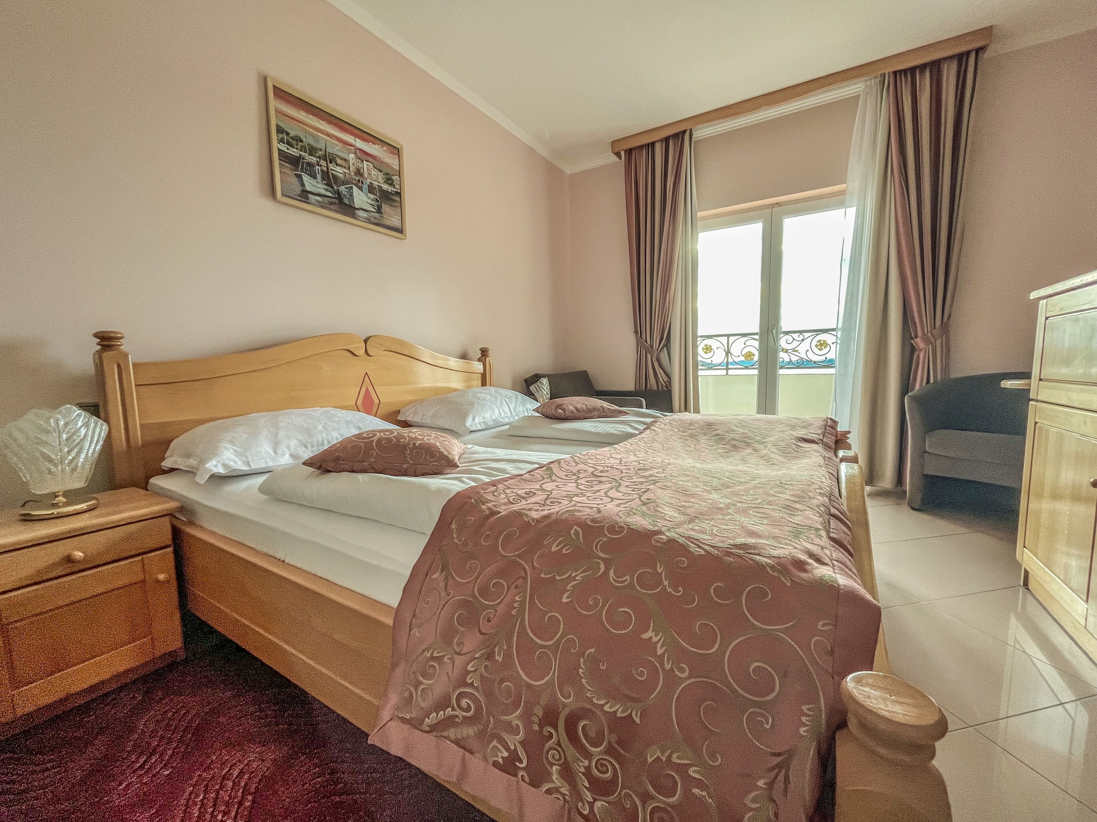 Peralatan tempat tidur hipoalergenik, bar mini, peti besi dalam bilik 