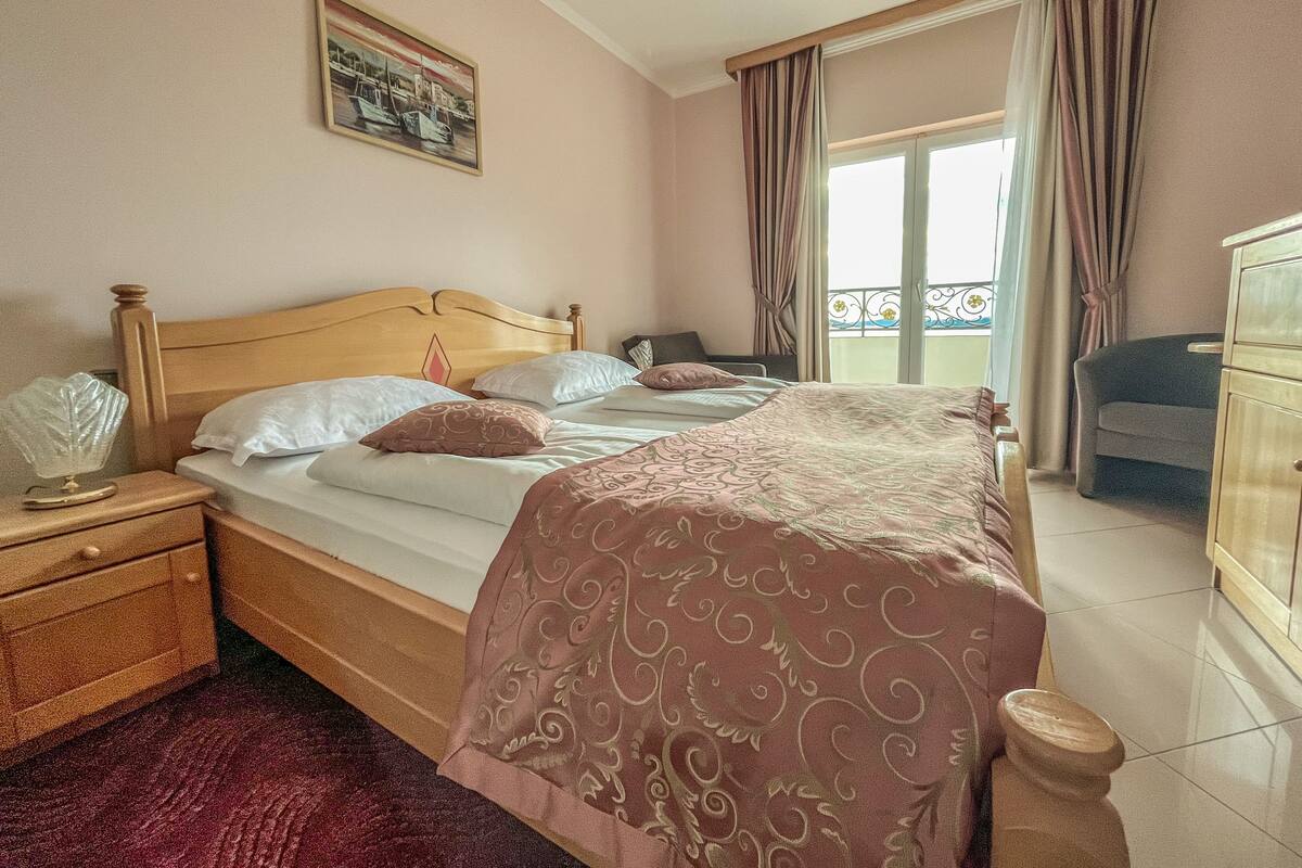 Hypo-allergenic bedding, minibar, in-room safe, desk