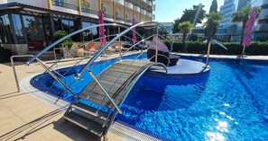 Seasonal outdoor pool, free cabanas, pool umbrellas