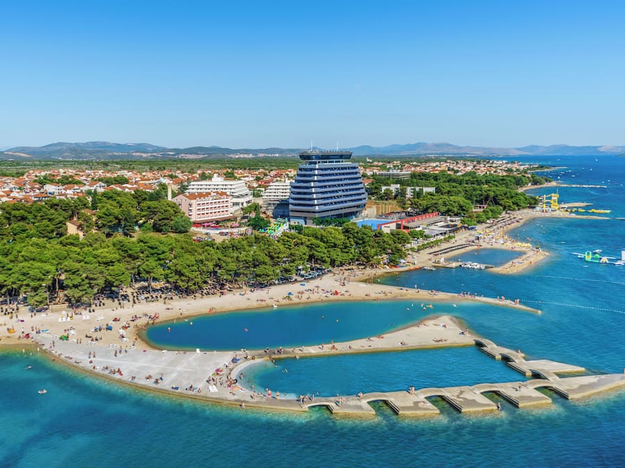 Sulla spiaggia, lettini da mare, ombrelloni, immersioni subacquee