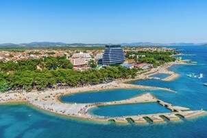 En la playa, sillas reclinables de playa, sombrillas, buceo