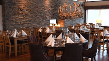 2 restaurants, breakfast served