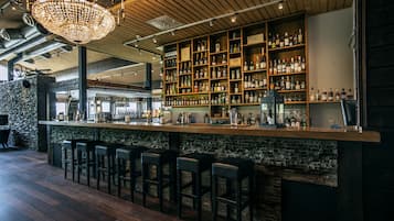 2 restaurants; breakfast and dinner served