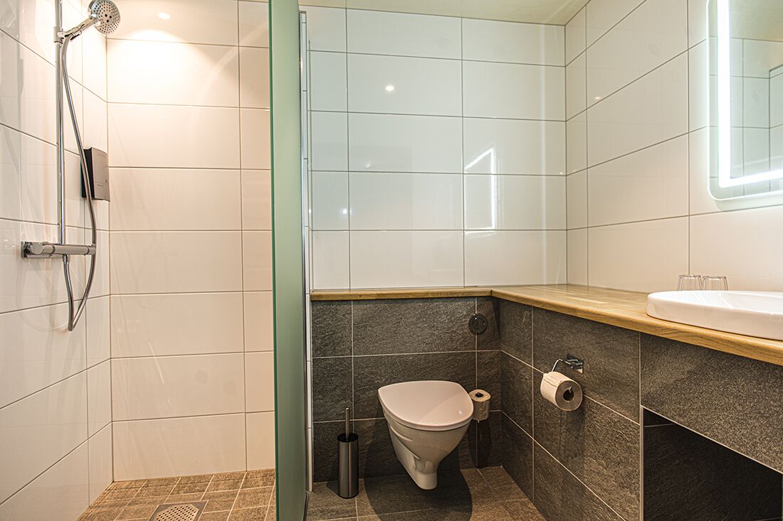 junior suite (incl. spa access) | bathroom | shower, hair dryer, towels