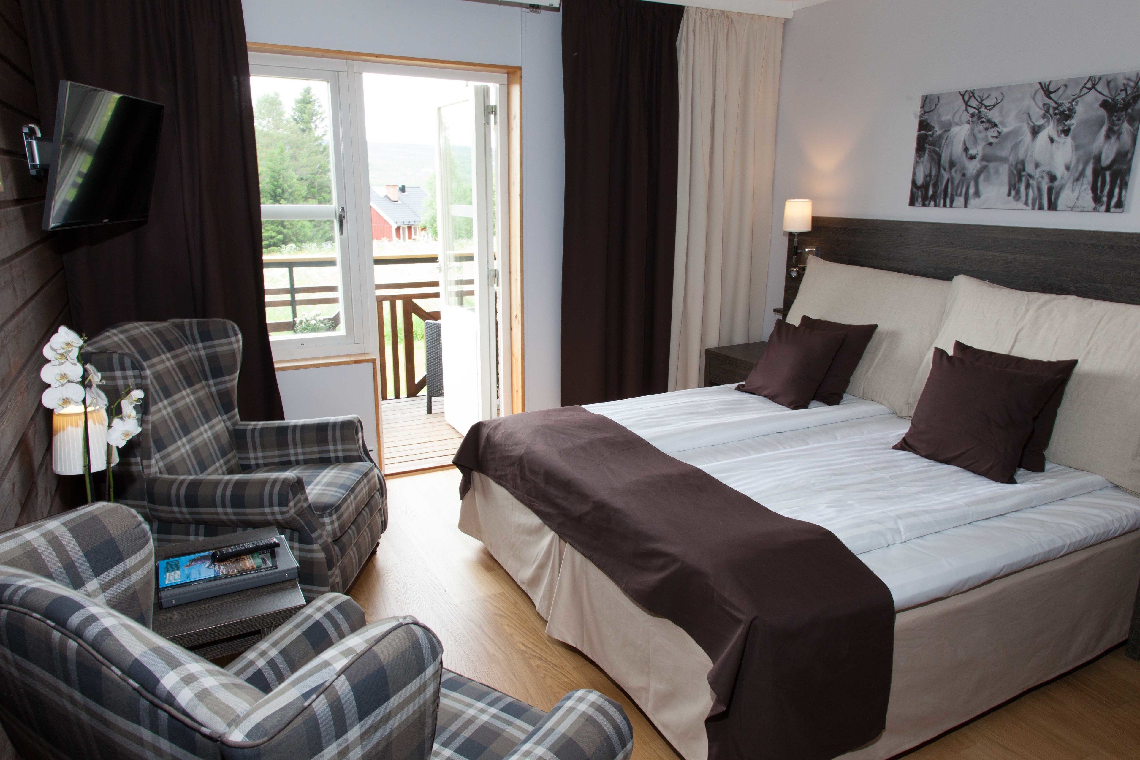 Escrivaninha, espaço de trabalho para notebook, cortinas blackout