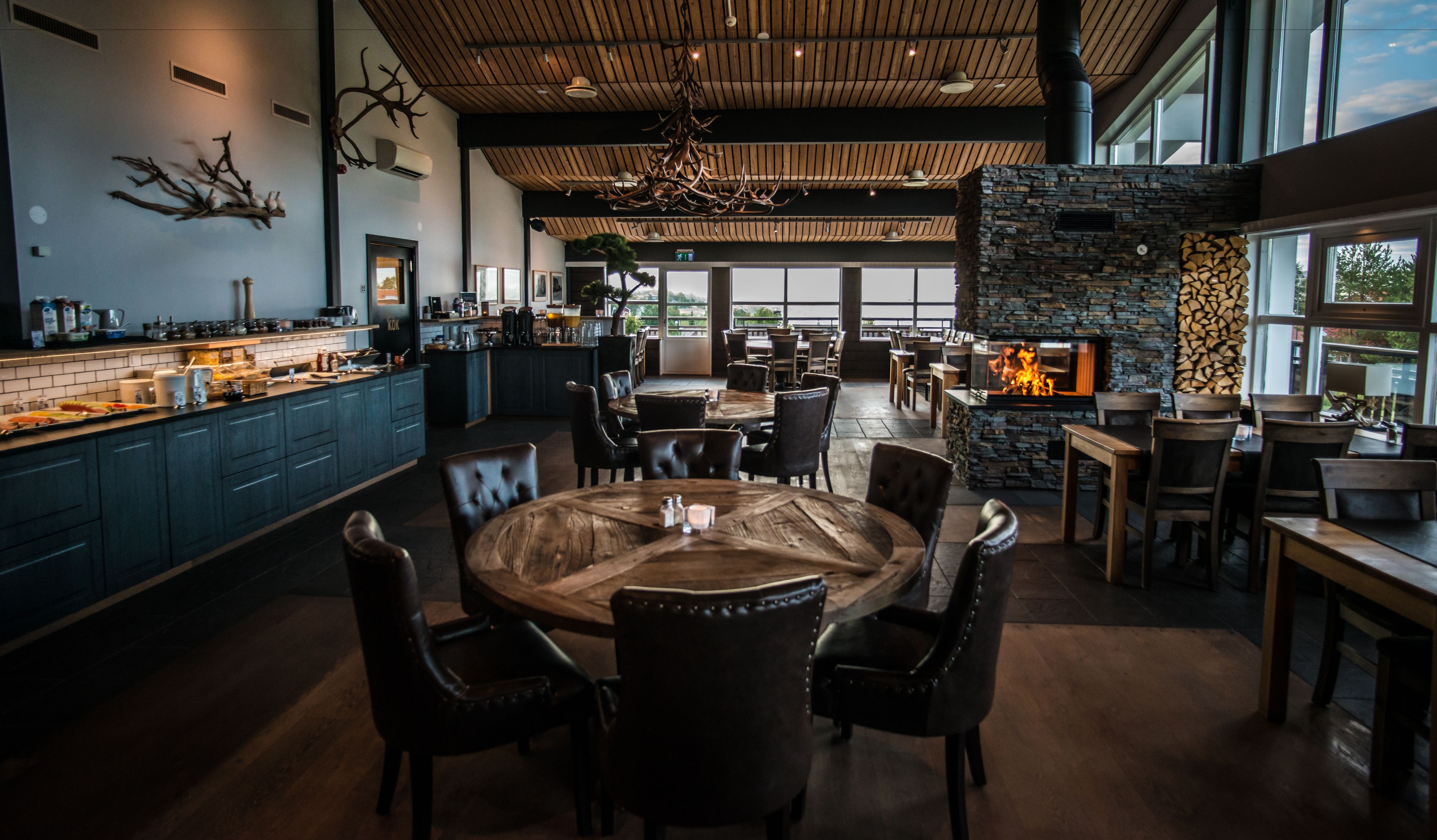 2 restaurants, breakfast served