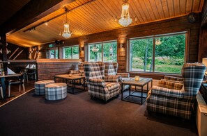2 restaurants; breakfast and dinner served - Eriksgårdens Fjällhotell (Funasdalen)