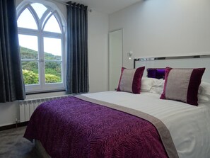 Self-Catering Junior Suite 5' Bed | Hypo-allergenic bedding, free WiFi, bed sheets - Undercliff Guest House (Trinity)