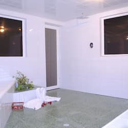 Couples treatment room(s), sauna, hot tub, steam room