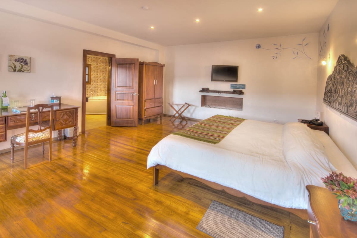 Habitación superior, 1 cama de matrimonio grande con sofá cama, bañera de hidromasaje | 1 dormitorio, ropa de cama de alta calidad, edredones de plumas