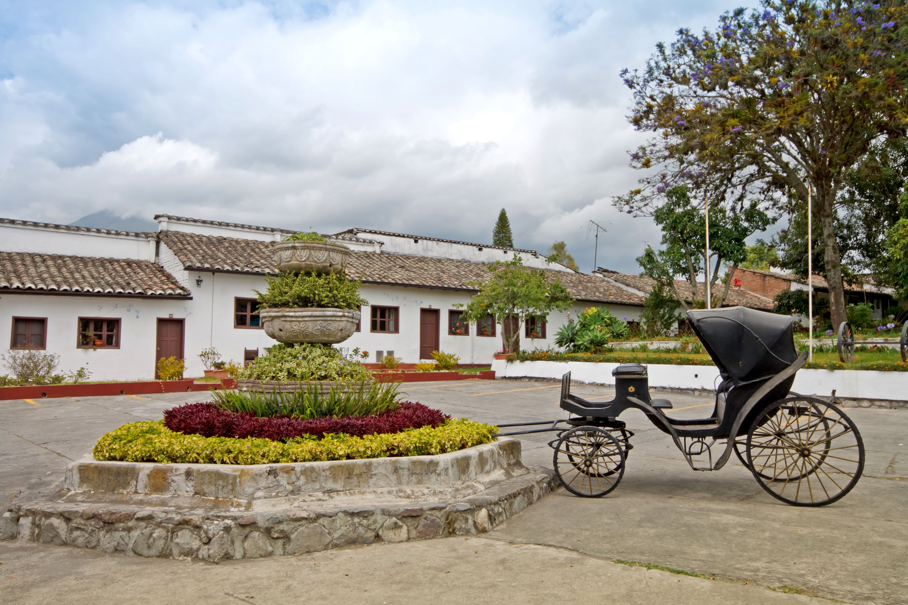 Un bâtiment traditionnel doté d’une cour, d’une remise et d’un jardin bien entretenu.