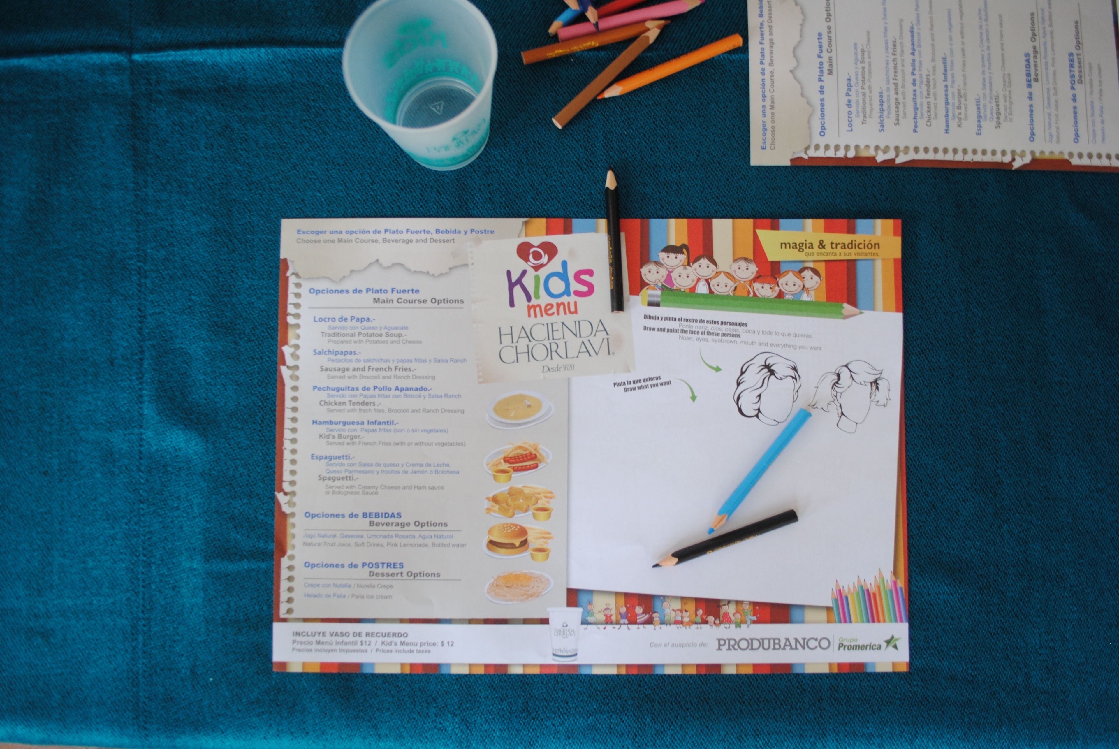 Un menú con opciones de comida y una hoja de actividades para niños.