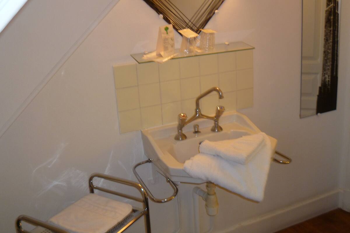 Economy Double Room | Bathroom sink