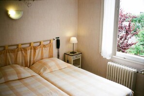 Premium bedding, desk, blackout drapes, rollaway beds - Beausejour (Nevers)