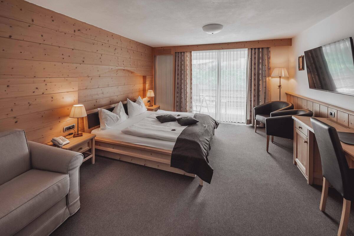 高級雙人房 | 意大利 Frette 床單、高級寢具、羽絨被、迷你吧