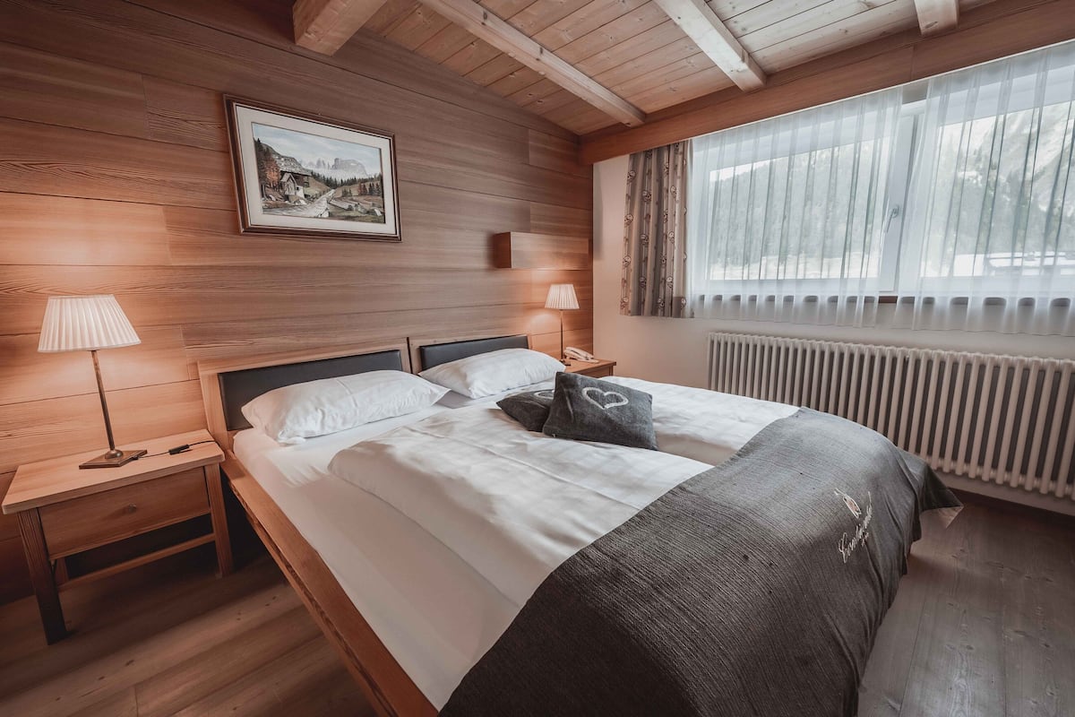 Italiaanse Frette-lakens, luxe beddengoed, donzen dekbedden, een minibar