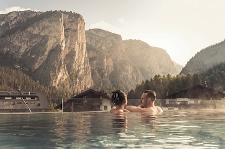 Outdoor pool. Hotel Continental Dolomites