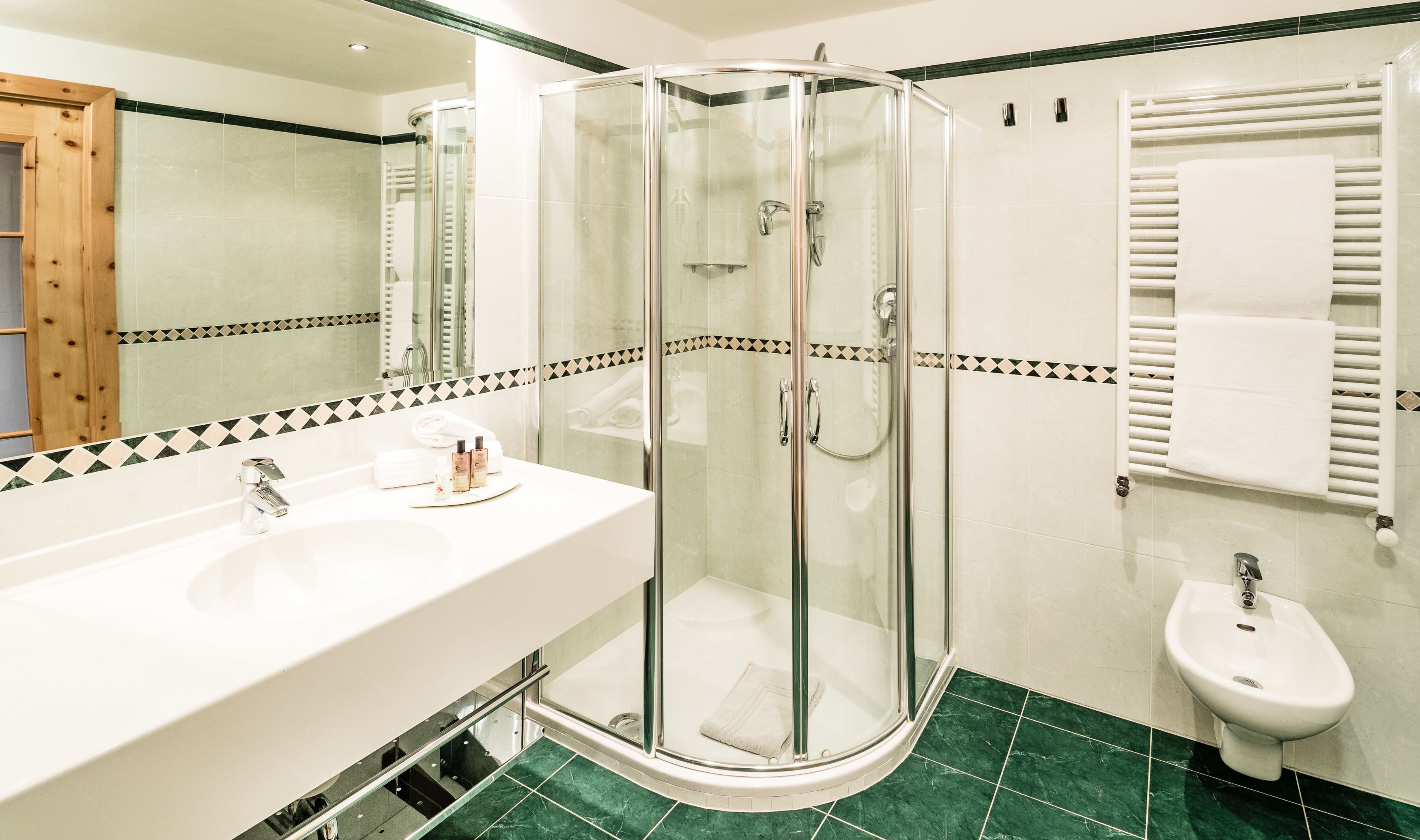 shower, rainfall showerhead, free toiletries, hair dryer