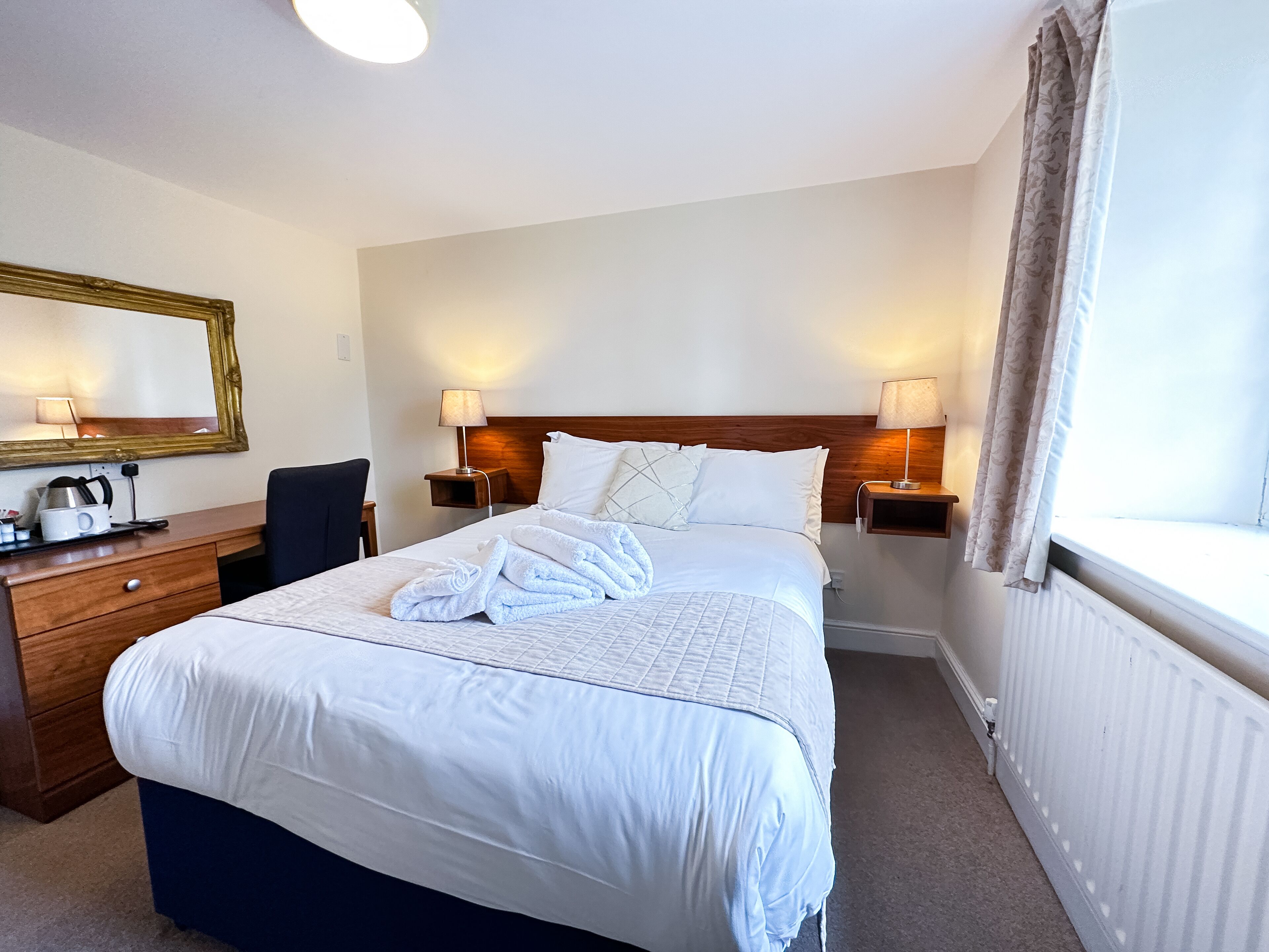 Økonomi-dobbeltrom, 1 dobbeltseng | Skrivebord, blendingsgardiner, lydisolert og strykejern/-brett