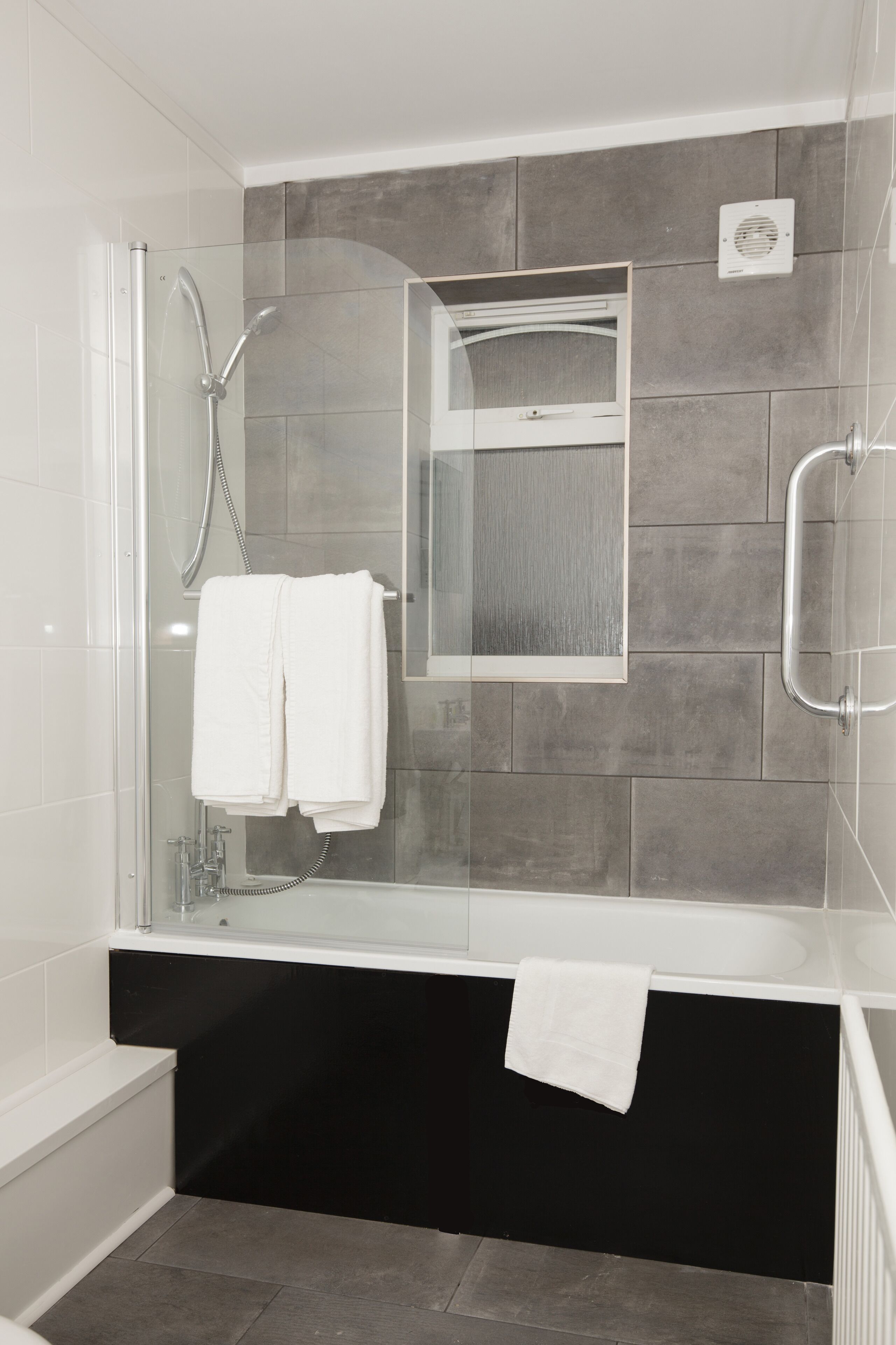 combined shower/bathtub, free toiletries, hair dryer, towels