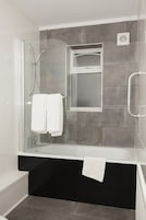Bañera con ducha, artículos de tocador gratuitos, secador de pelo