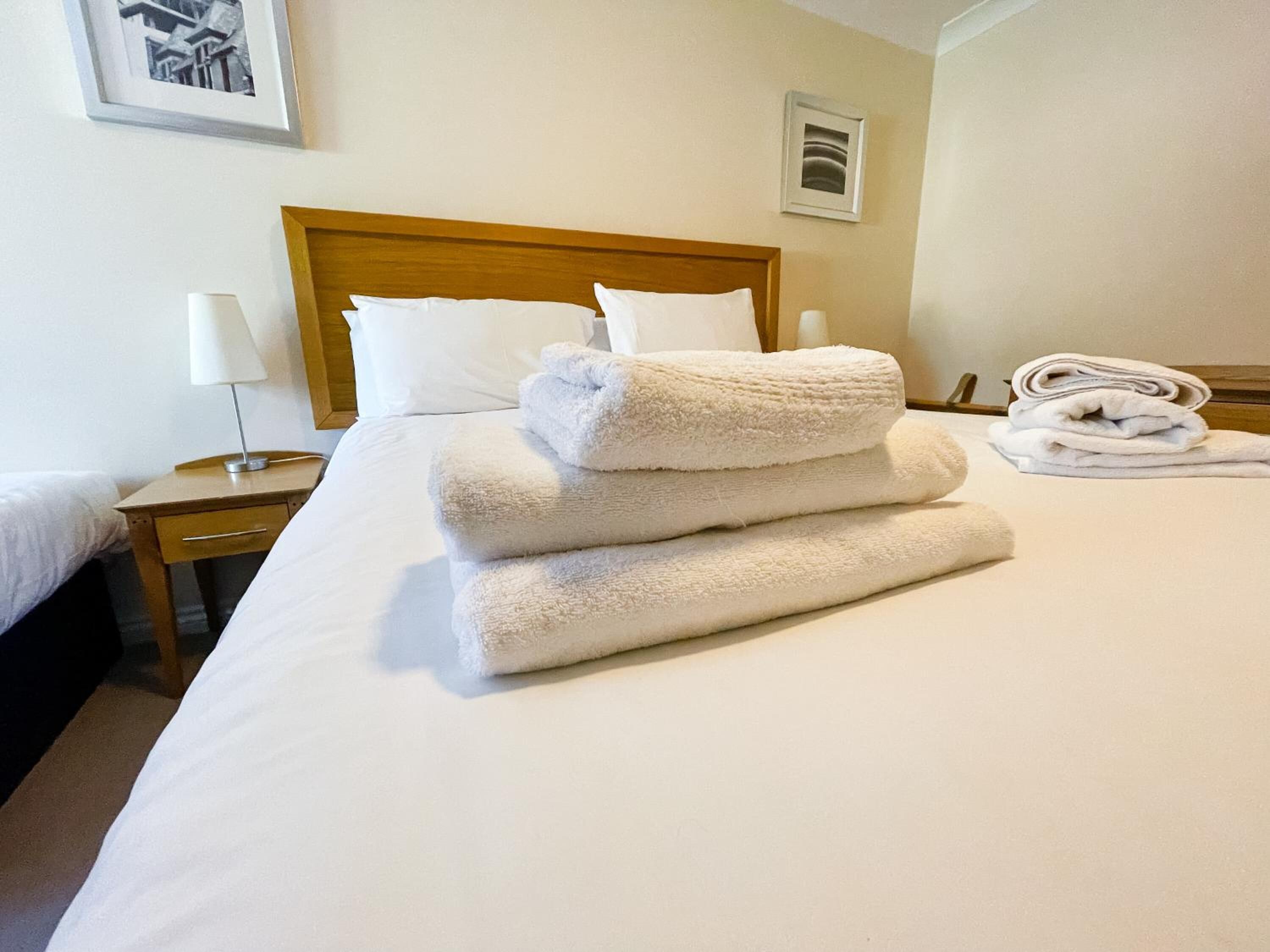 1 bedroom, desk, blackout curtains, soundproofing