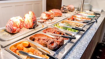 Se sirven desayunos, comidas, cenas y cocina europea moderna