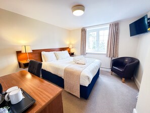 Habitación doble económica, 1 cama matrimonial | Escritorio, cortinas blackout y insonorización 