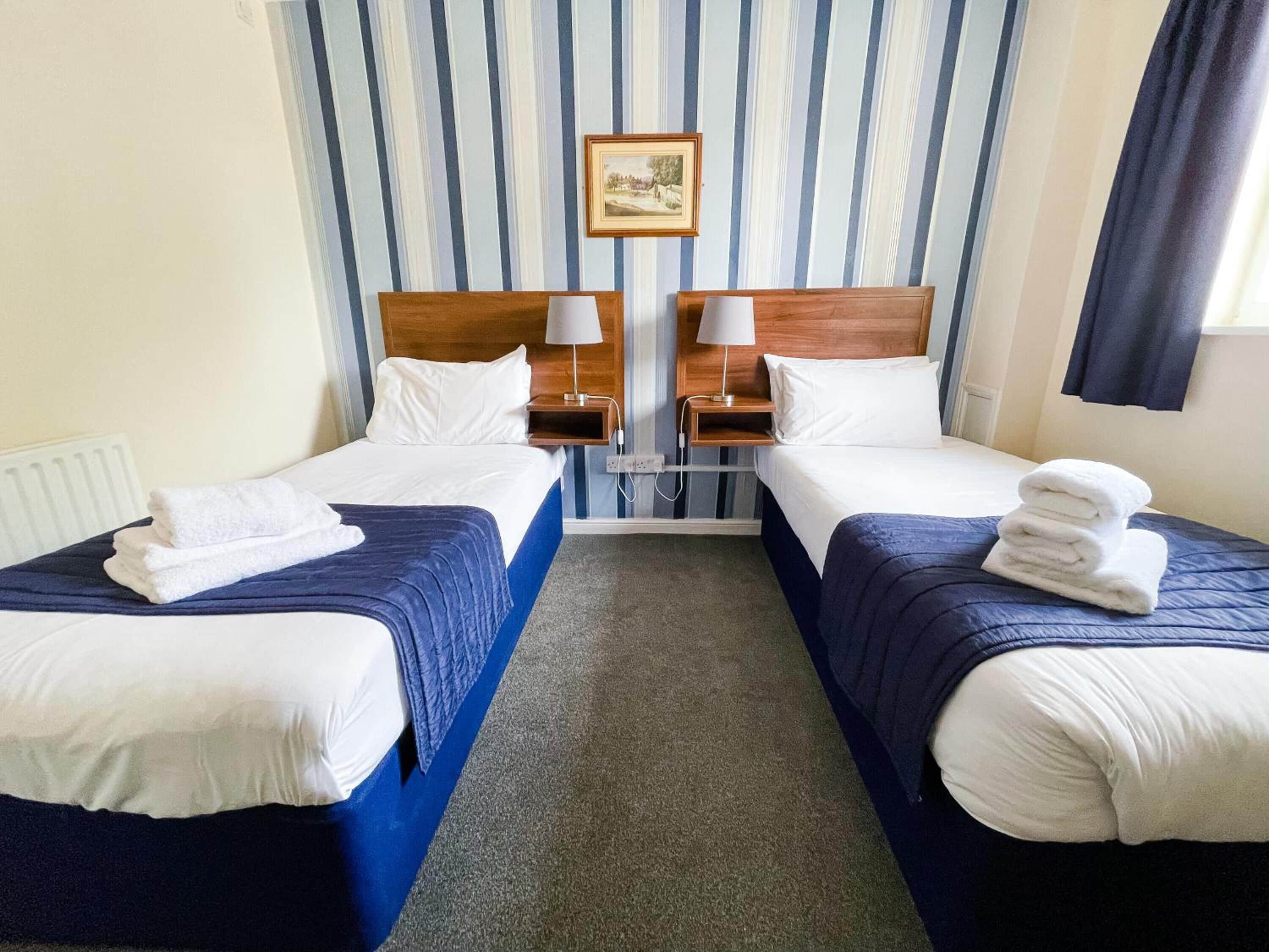 1 bedroom, desk, blackout curtains, soundproofing