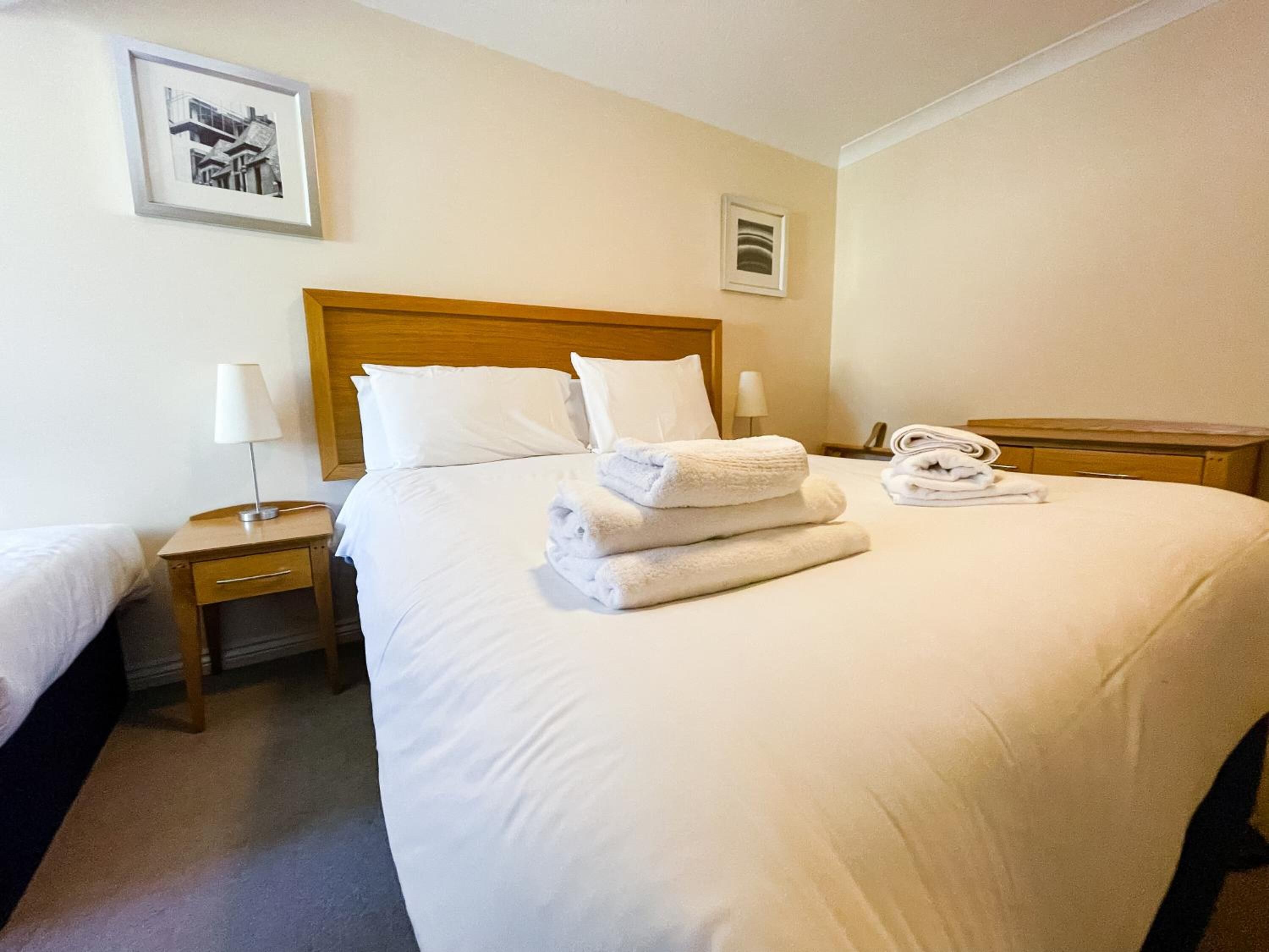 1 bedroom, desk, blackout curtains, soundproofing