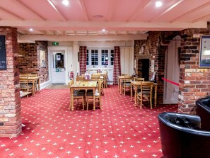 Se sirven desayunos, comidas, cenas y cocina europea moderna 