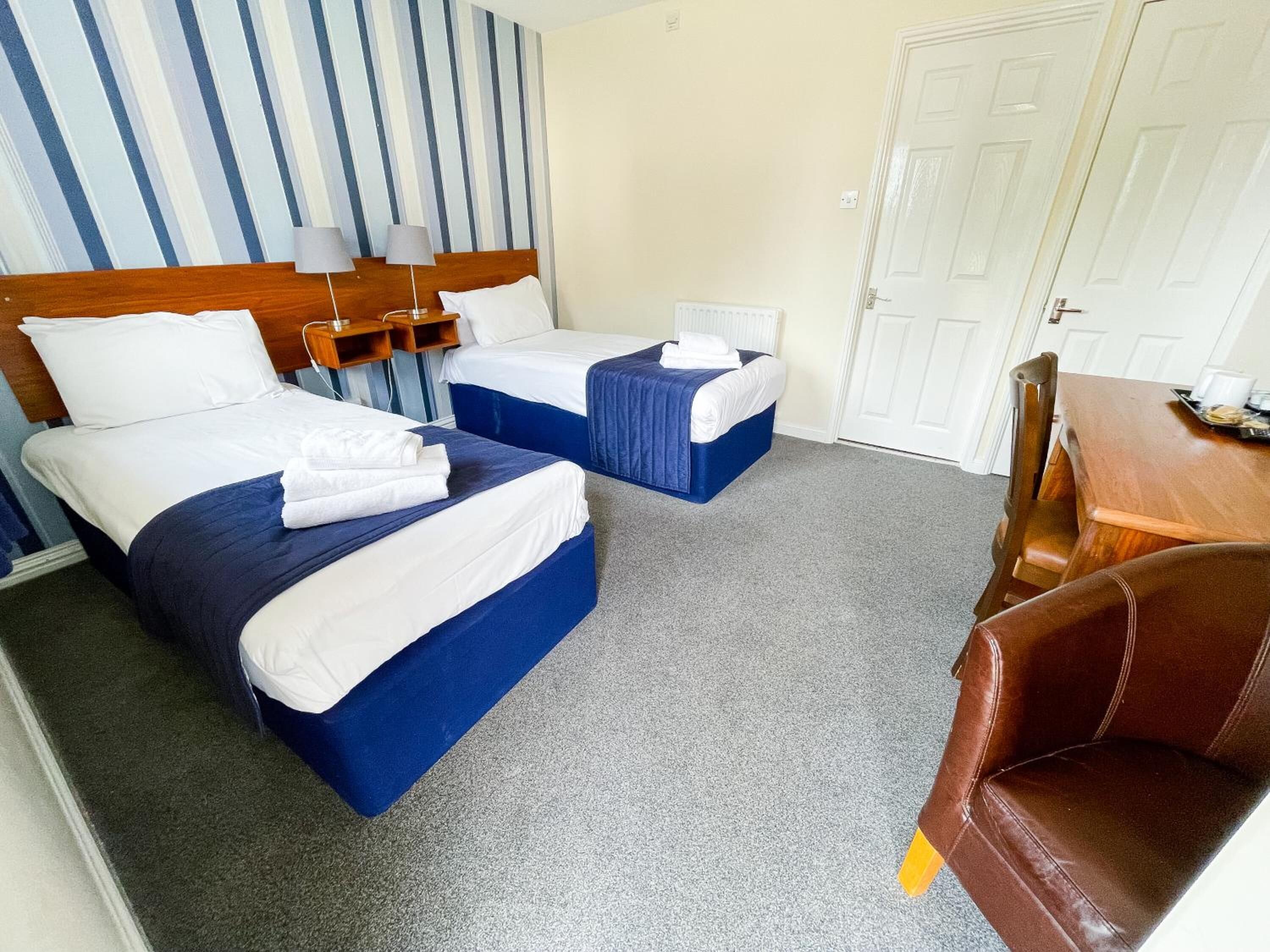 1 bedroom, desk, blackout curtains, soundproofing