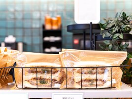 Variedad de sándwiches en un espacio de servicio de alimentos.