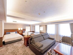 Cubrecamas, escritorio, cortinas blackout y wifi gratis 