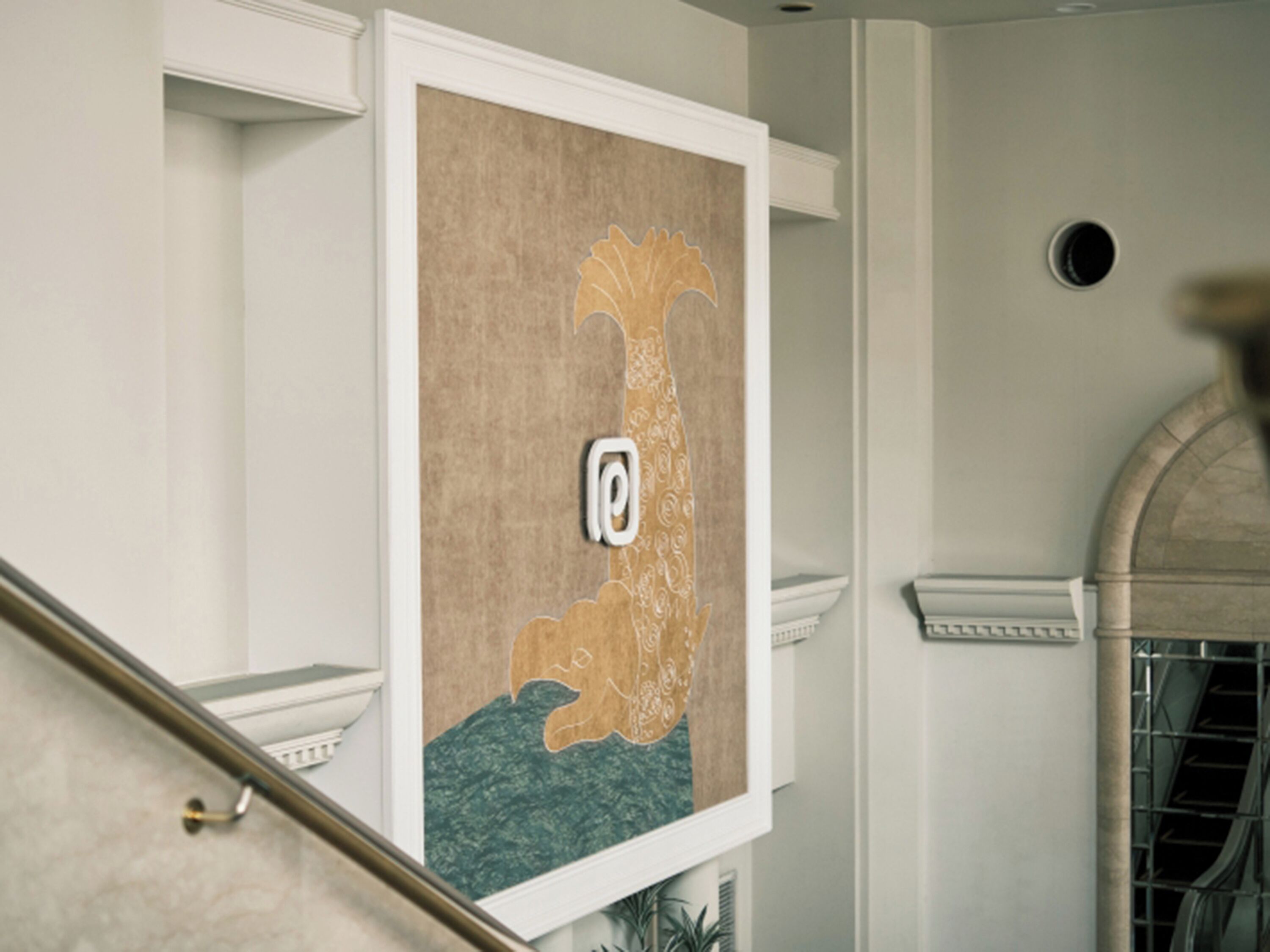 Ein gerahmtes Kunstwerk mit Giraffenmuster an einer Wand in einem Flur.