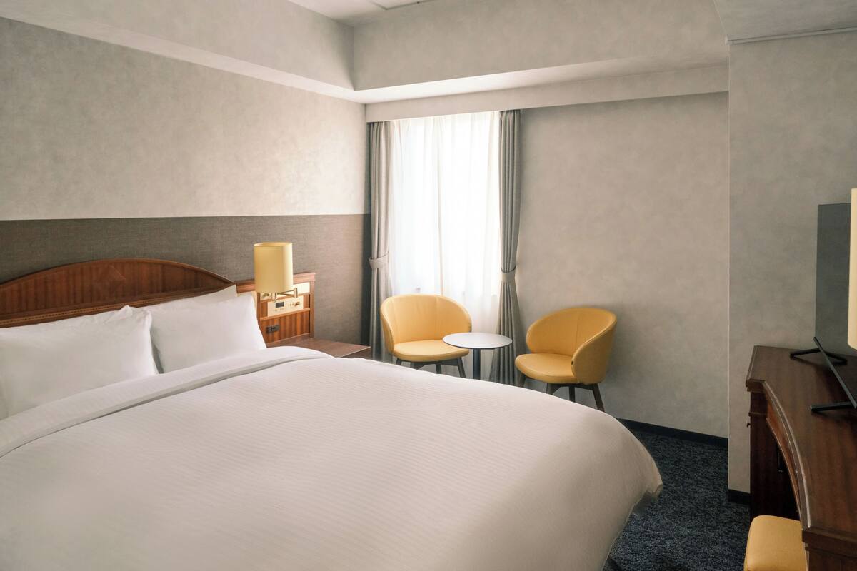 Down duvets, desk, blackout curtains, free WiFi