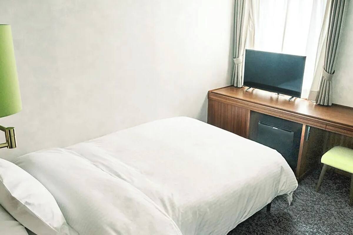 Down duvets, desk, blackout curtains, free WiFi