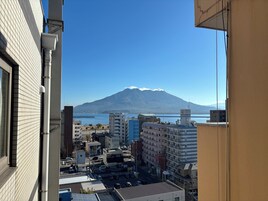 Paisagem urbana com uma montanha ao fundo.