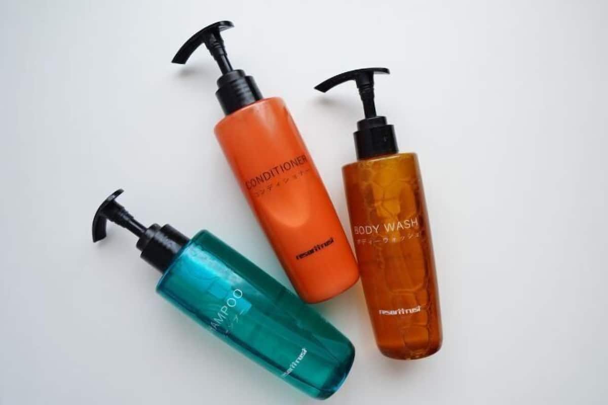 Amenidades de baño | Tina con regadera, amenidades de baño gratuitas, secadora de cabello