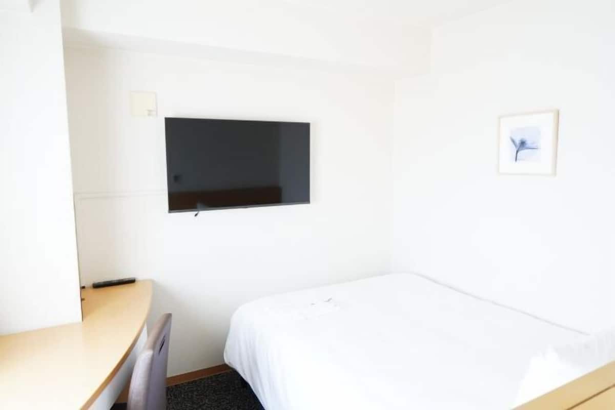 Escritorio, cortinas blackout, sistema de insonorización y wifi gratis