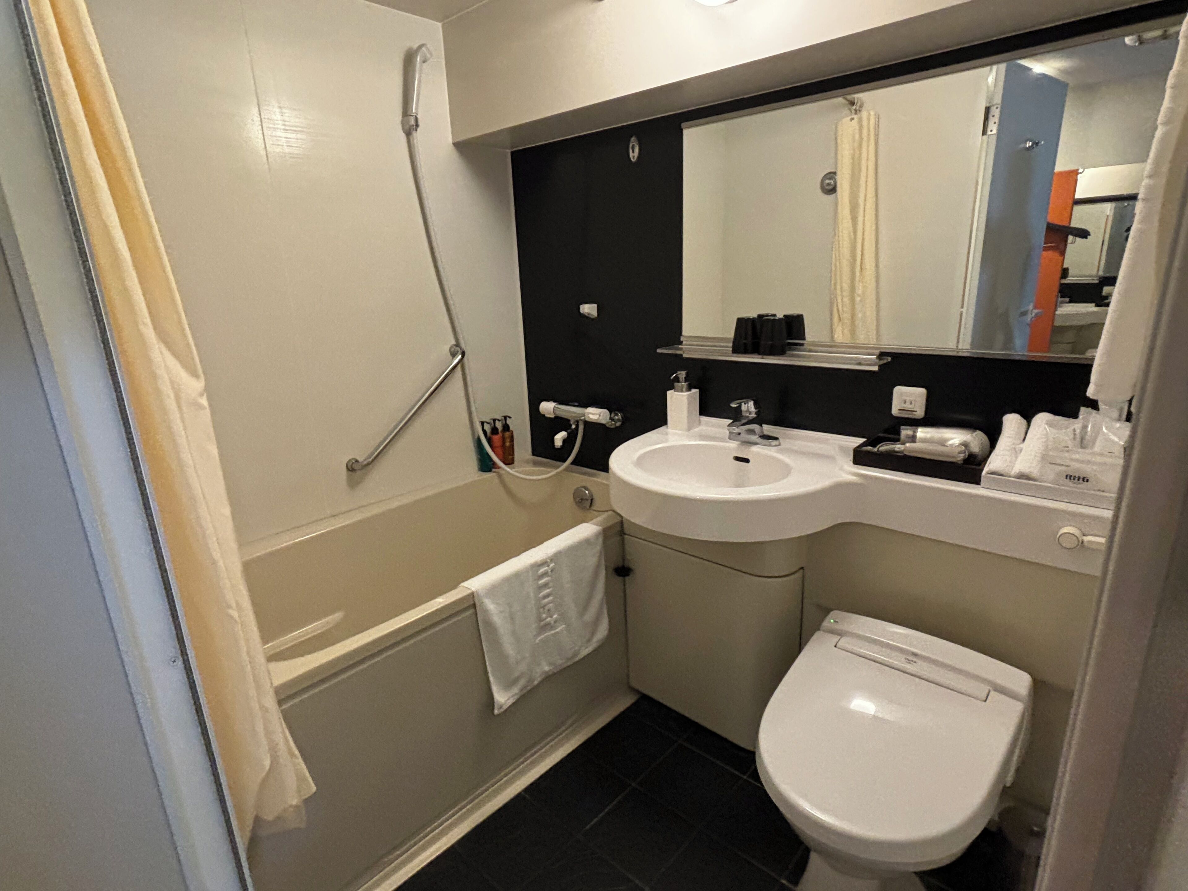 combined shower/bathtub, deep-soaking bathtub, free toiletries