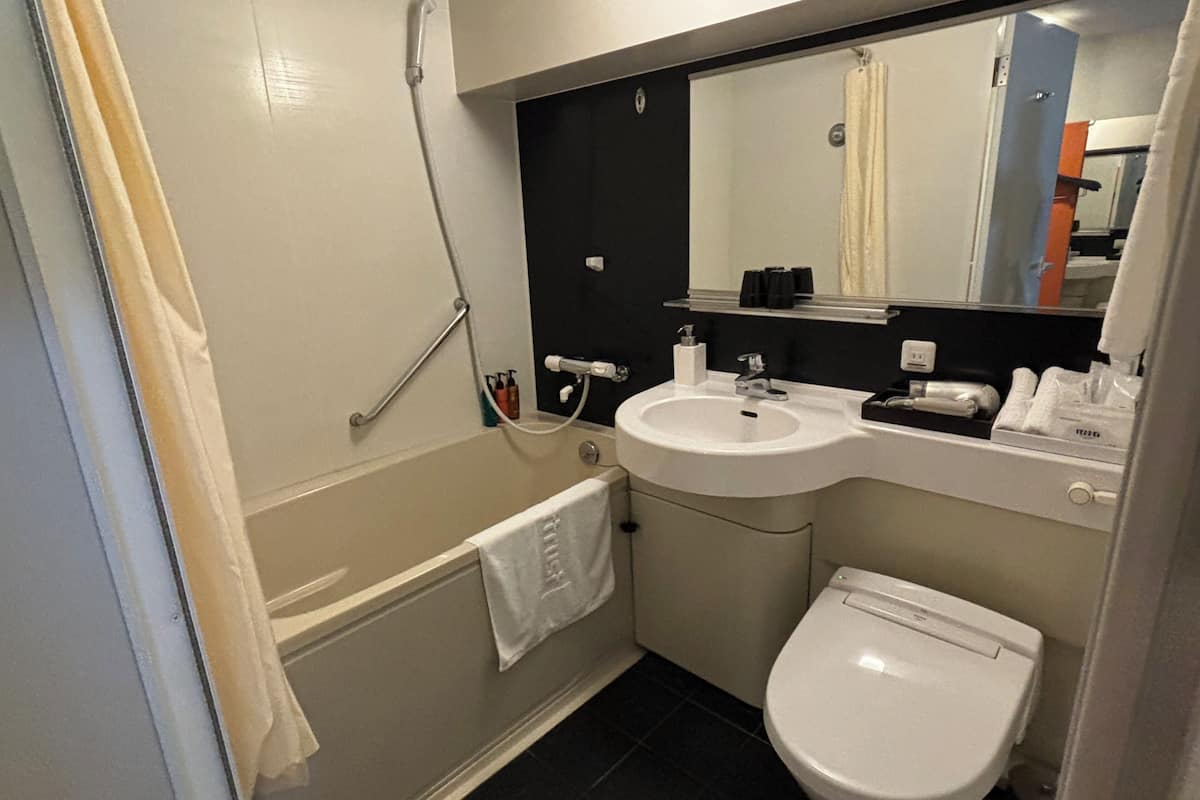 combined shower/bathtub, deep-soaking bathtub, free toiletries