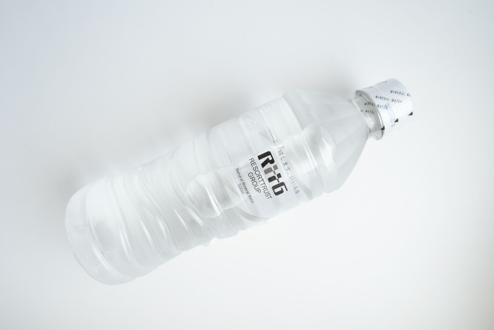 Eine klare Plastikflasche mit einem Etikett, auf dem 