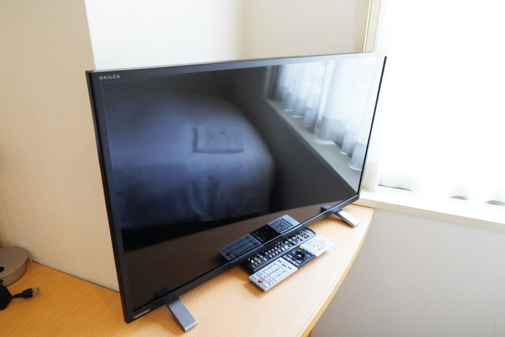 desk, blackout curtains, soundproofing, free wifi