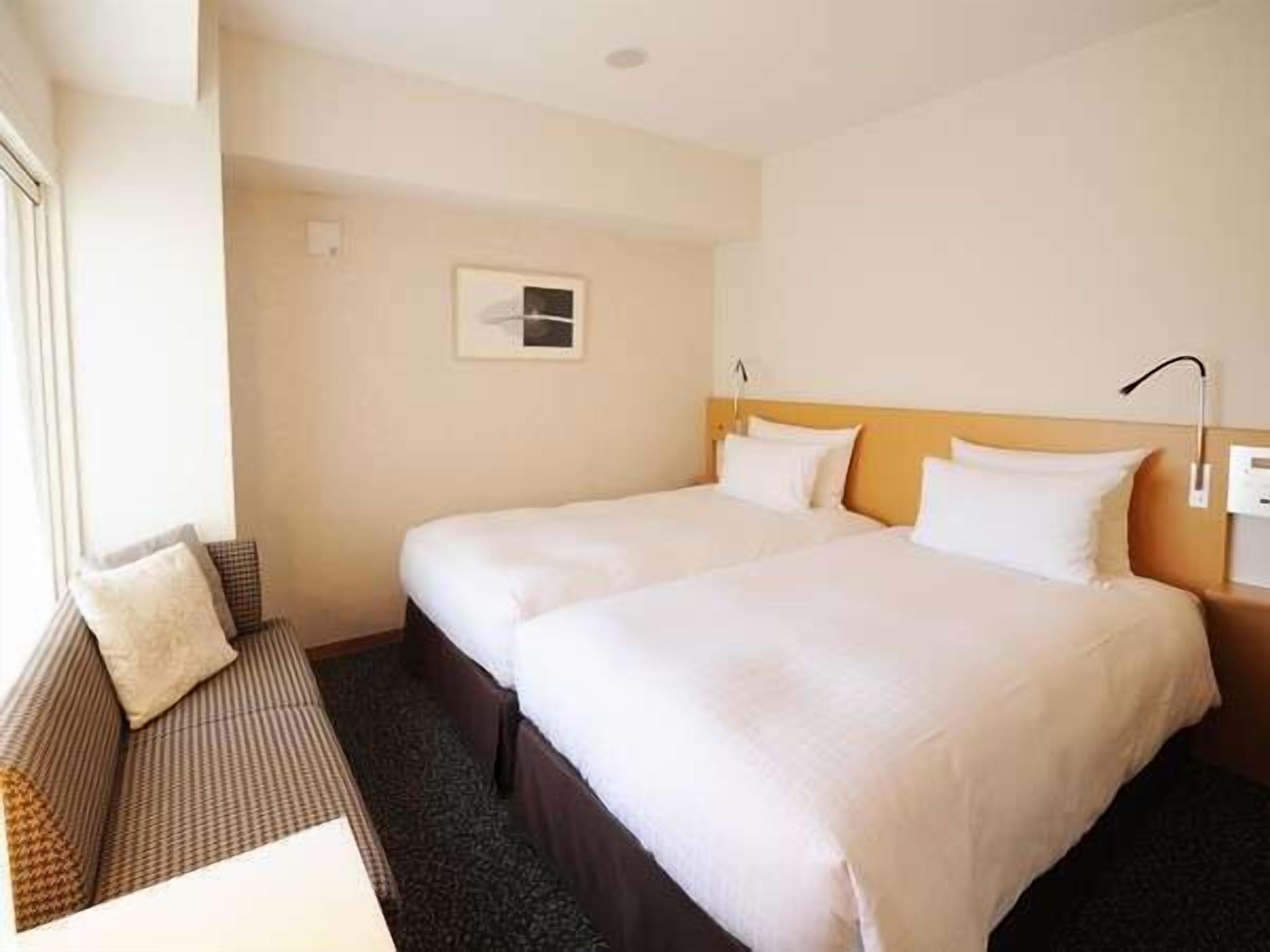 Schreibtisch, Verdunkelungsvorhänge, schallisolierte Zimmer