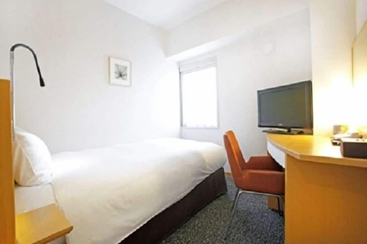 Schreibtisch, Verdunkelungsvorhänge, schallisolierte Zimmer