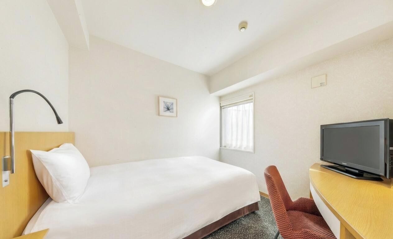 مكتب وستائر تعتيم وتجهيزات عازلة للصوت وواي فاي مجانًا