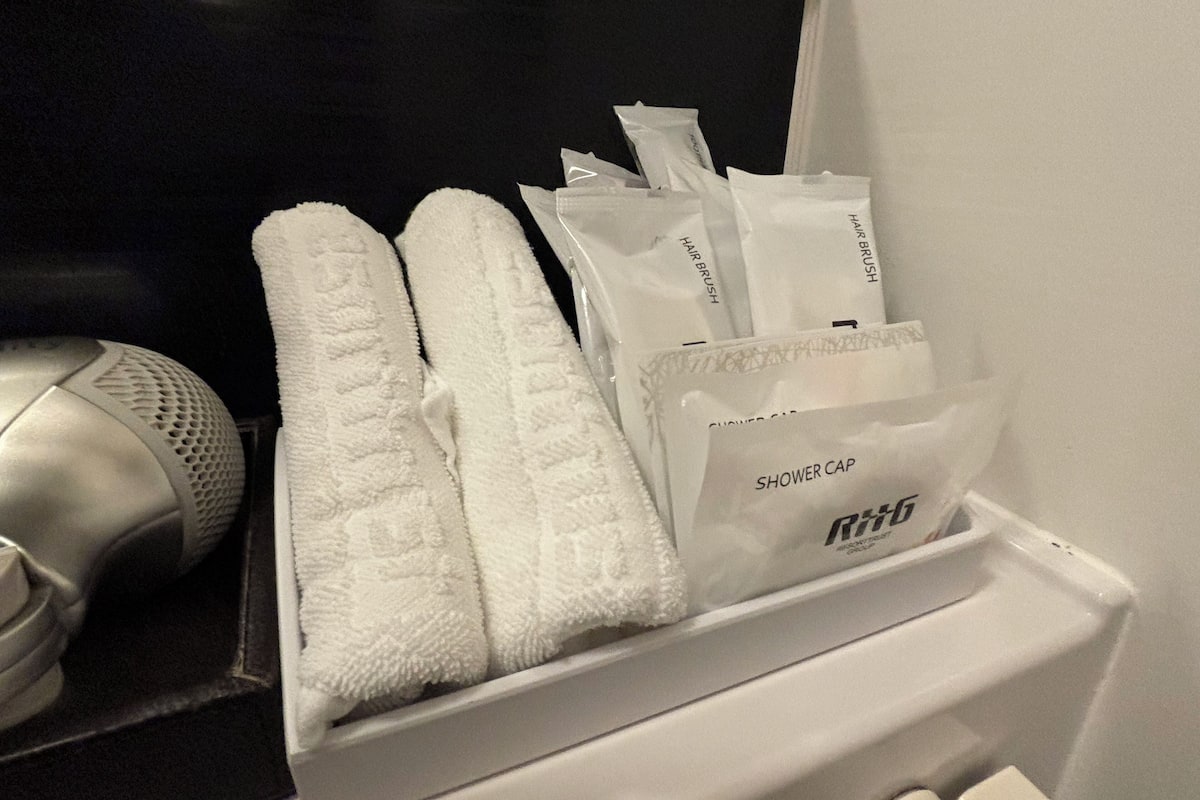 combined shower/bathtub, deep-soaking bathtub, free toiletries